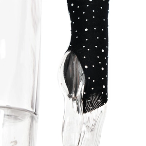 Détail de la manche en maille transparente avec strass brillants sur body noir