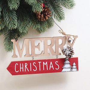 Pancarte de Noël en bois avec pommes de pin sur branches de sapin vert