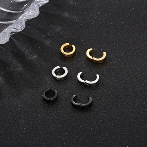 Trois paires de clips d'oreilles punk sans perçage en acier inoxydable or, argent et noir