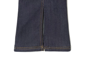 Détail d'un jean bleu foncé avec ourlet fendu et coutures contrastées orange vif