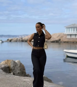 Détail du haut court sans manches en jean avec boutons dorés et pantalon assorti