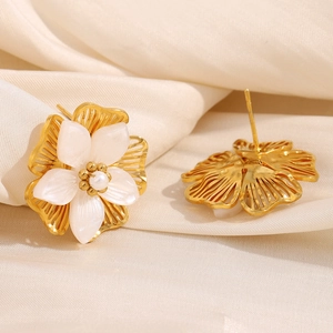 Retro 18K vergoldete Edelstahl Ohrstecker mit zwelagigen Muschelblumen und Perlen
