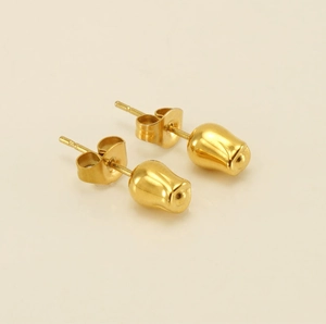 Nahaufnahme der goldenen Tulpen-Ohrstecker mit hochglanzpolierter Oberfläche