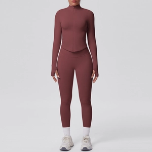 Dettaglio del set yoga rosso-marrone con top a lupetto con zip e maniche con foro per pollice