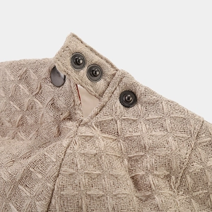 Béret de style britannique beige à texture gaufrée avec boutons pression en métal