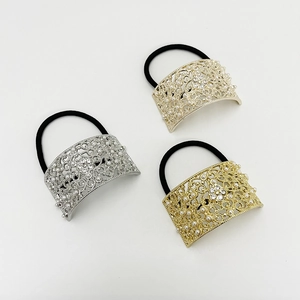 Detail of high-elastic hair ties with hollowed gold and silver metal pearl-encrusted alloy