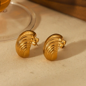 Boucles D'oreilles Puces En Forme De C Nervurées Acier Inoxydable Plaqué Or 18K Motif Coquille Vintage Pour Femmes