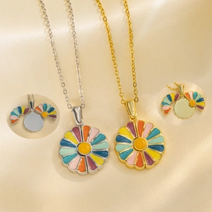 Collier Pendentif Fleur Marguerite Émail Coloré Acier Titane Chaîne À Vagues Doux Style Pastoral Bijoux Pour Femmes