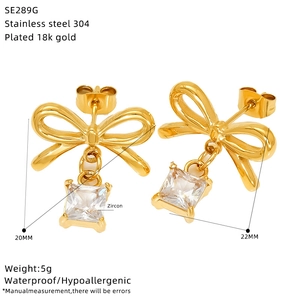 Vue détaillée des boucles d'oreilles nœud plaqué or 18k avec zircone et dimensions