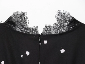V-Ausschnitt mit filigraner schwarzer Spitze und verdecktem Reißverschluss am Blumenkleid