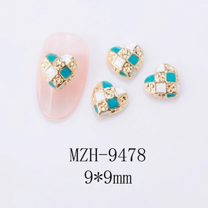 Close-up of heart-shaped checkerboard nail charms with gold trim, size 9x9mm detail