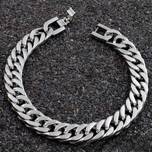 Dettaglio ravvicinato di un bracciale a catena cubana in acciaio inossidabile lucido argento