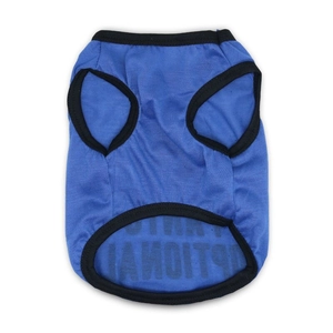 Détail du gilet respirant bleu roi pour animaux avec bordure noire en tricot durable