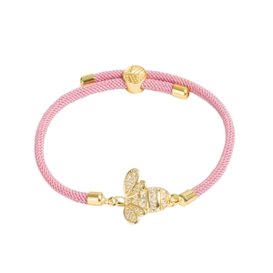 Detailaufnahme eines rosa gewebten Armbands mit goldenem Bienenanhänger und Kristallsteinen