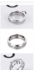 Nahaufnahme eines geometrischen Rings mit zentralem Band aus funkelnden Zirkonia-Steinen