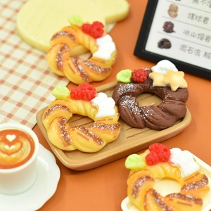 Miniature resin Christmas wreath donuts and dessert models for DIY craft and decor