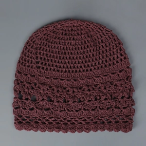 Elegante gorro de ganchillo tejido a mano para mujer en lino burdeos, diseño calado