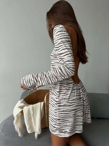 Robe courte zébrée à manches longues avec dos nu et coupe ajustée en maille douce