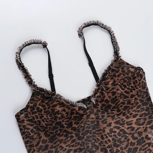 Nahaufnahme des Camisole-Tops mit Leopardenmuster, Rüschensaum und Netzstoff-Textur
