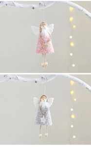 Dettaglio degli angeli di Natale fatti a mano in peluche con paillettes e legno