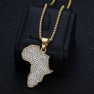 Collier carte d'Afrique plaqué or avec zircons brillants sur un support noir texturé