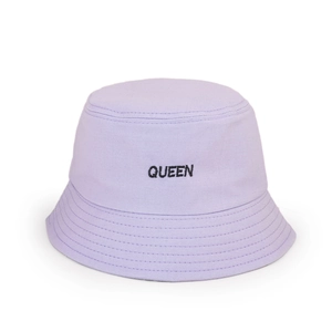 Détail du bob en coton violet clair avec broderie noire Queen sur le devant du chapeau
