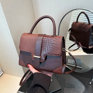 Dunkelbraune Handtasche mit Krokodil-Prägung und elegantem goldenen Metallschnallendetail