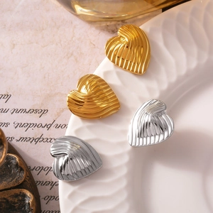 Herz-Ohrstecker in Gold und Silber mit radialer Linientextur und geometrischem Design