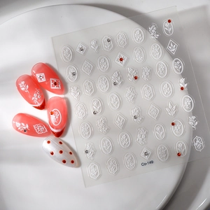 Details von 3D-Prägeaufklebern mit weißen Blumen und dekorativen Gipsrändern für Nägel