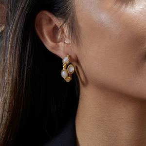 Schicke vergoldete Edelstahl C-Ohrringe mit eleganten Harzperlen für Damen im Retrostil