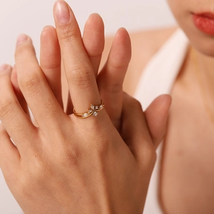 Bague en acier inoxydable plaqué or 18 carats avec zircone et motif de vigne