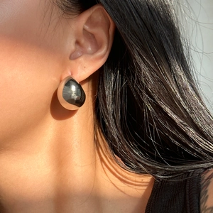 Orecchini a goccia in argento minimalisti con finitura lucida su una modella