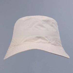 Détail du chapeau de soleil en nylon beige montrant les coutures renforcées du bord souple