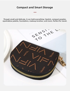 Vue détaillée de la pochette demi-lune en cuir imprimé pour maquillage et articles de voyage