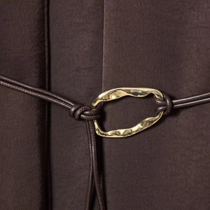 Robe marron foncé aspect soie avec ceinture fine en cuir et boucle métallique dorée