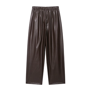 Makro-Detail der dunkelbraunen Kunstlederhose mit weitem Bein und elastischem Bund