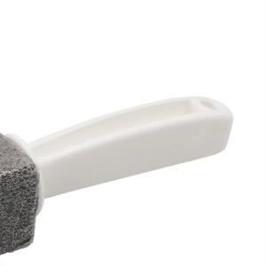 Brosse de toilette en pierre ponce avec manche ergonomique en plastique sur fond blanc