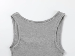 Detailansicht des grauen gerippten Sport-Tops mit U-Ausschnitt und elastischer Textur