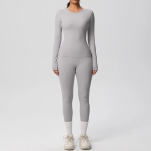 Détail de l'ensemble de yoga gris avec legging taille haute et haut à manches longues