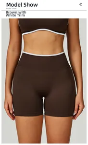 Dettaglio dei pantaloncini da yoga senza cuciture a vita alta color caffè e bianco