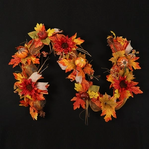 Ghirlanda autunnale con girasoli rossi, zucche e fiocchi su elegante sfondo nero intenso