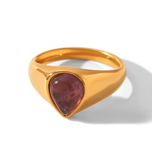 Detail eines Vintage-Rings aus Gold-Titanstahl mit birnenförmigem lila Natursteinbesatz