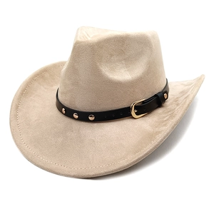 Chapeau de cowboy beige en daim avec ceinture à rivets noirs et boucle dorée vintage