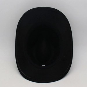 Vue détaillée de l'intérieur du chapeau en feutre noir avec bord et étiquette
