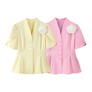Blazer à manches courtes avec fleur 3D et taille ajustée en jaune et rose pastel
