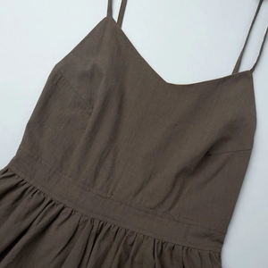 Vue macro détaillée de la texture du coton sur une robe à col en V avec fines bretelles