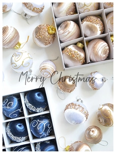 Detail von eleganten Satin-Weihnachtskugeln mit Pailletten und Seidentexturen in einer Box