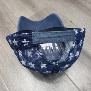 Details der marineblauen US-Flaggen-Baseballkappe mit Netzsternen und verstellbarem Klettverschluss