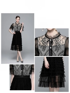 Détails de la robe en dentelle noire avec boutons perlés et jupe en tulle à plusieurs niveaux