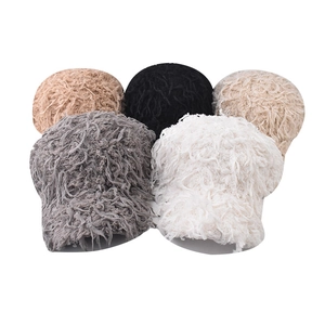 Casquettes de baseball en peluche disponibles en gris, blanc, noir, beige et marron clair